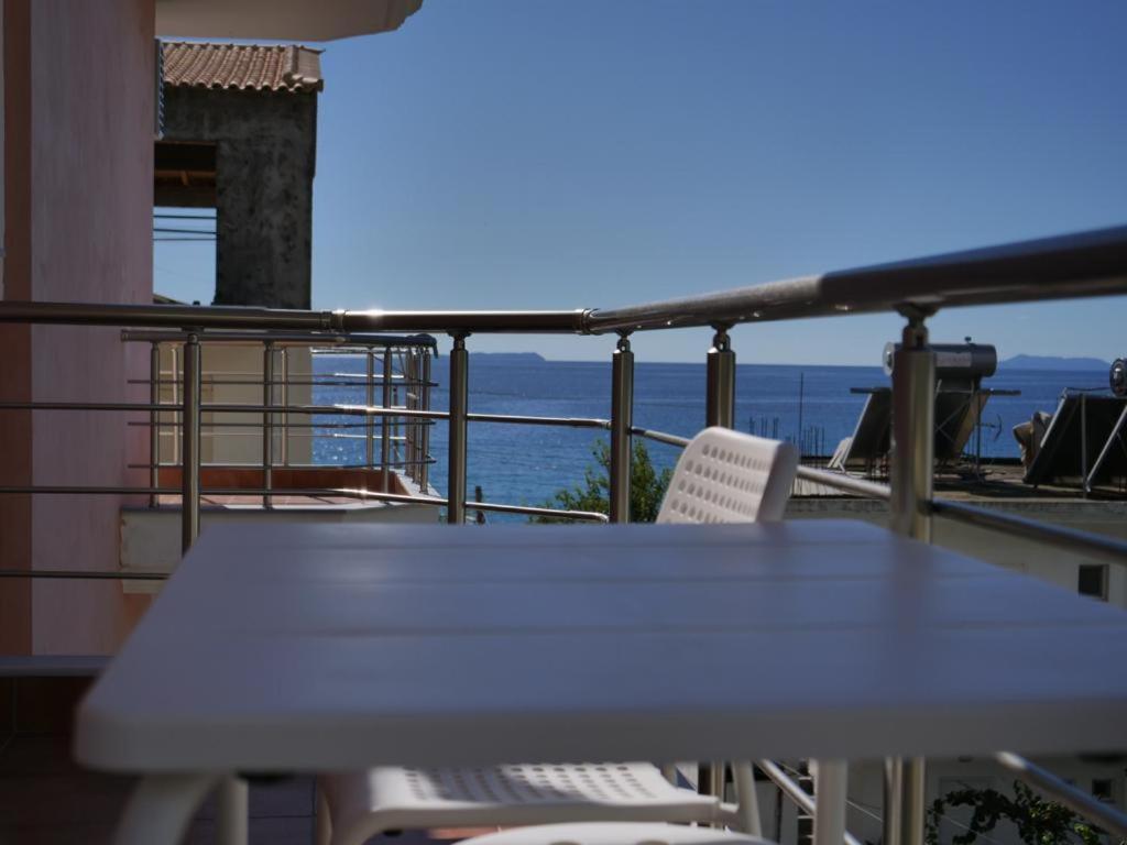 Himara Royal Hotel Экстерьер фото